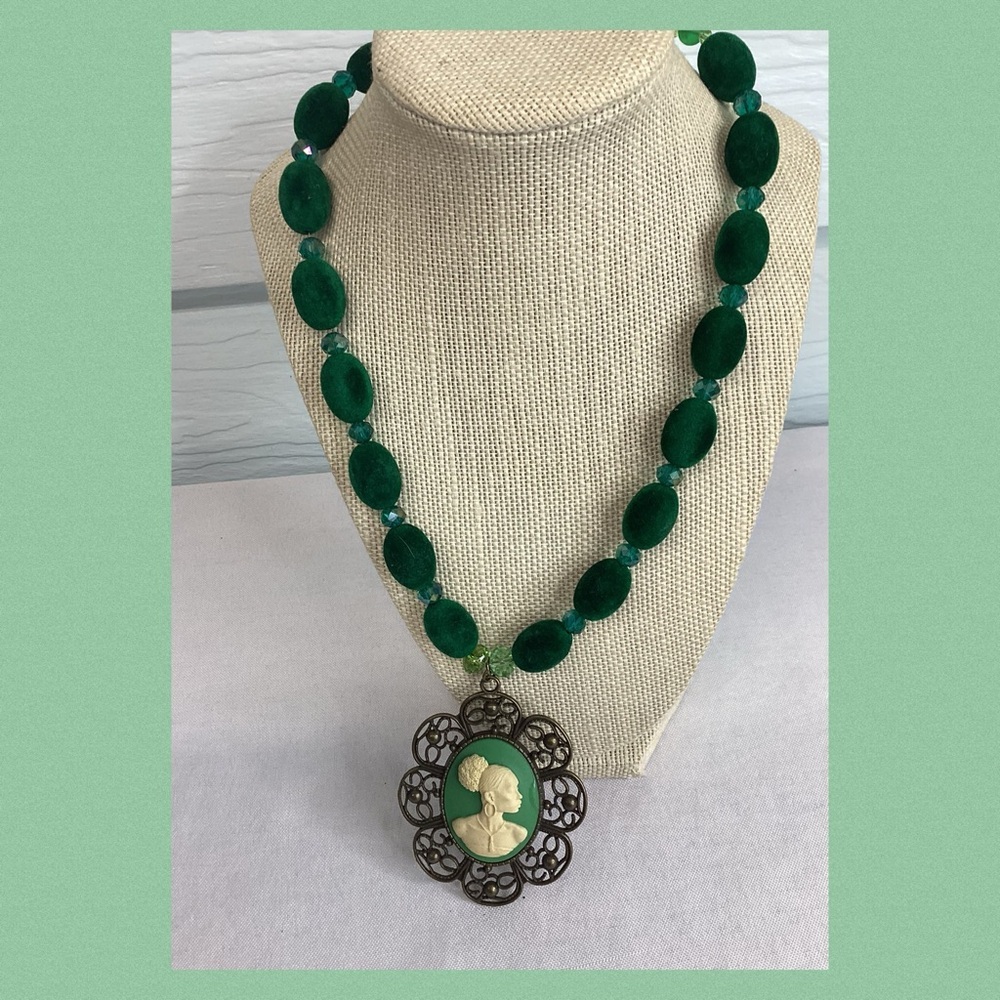 Green cameo necklace. - Picture 2 of 5